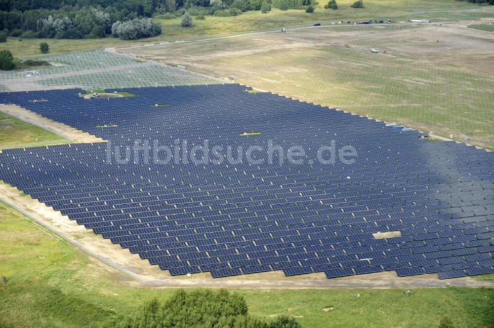 Luftbild Tutow - Zweiter Abschnitt des Solarenergiepark am Flugplatz Tutow in Mecklenburg - Vorpommern