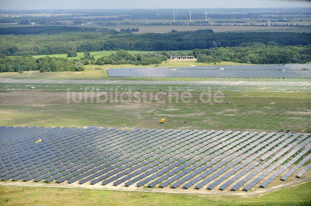 Tutow aus der Vogelperspektive: Zweiter Abschnitt des Solarenergiepark am Flugplatz Tutow in Mecklenburg - Vorpommern