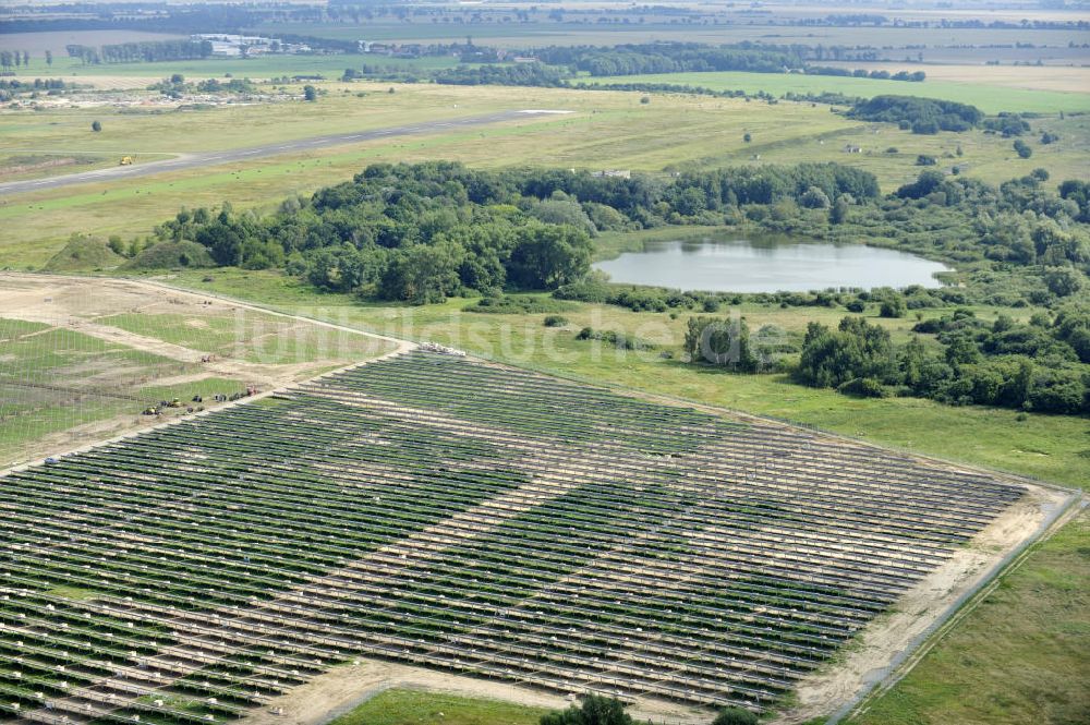 Tutow aus der Vogelperspektive: Zweiter Abschnitt des Solarenergiepark am Flugplatz Tutow in Mecklenburg - Vorpommern