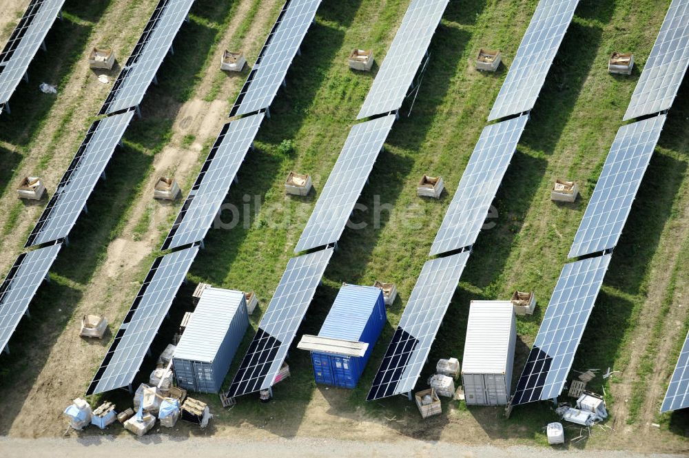 Tutow aus der Vogelperspektive: Zweiter Abschnitt des Solarenergiepark am Flugplatz Tutow in Mecklenburg - Vorpommern