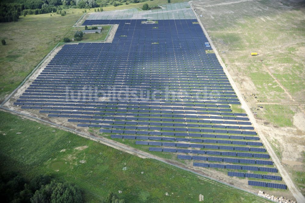 Luftbild Tutow - Zweiter Abschnitt des Solarenergiepark am Flugplatz Tutow in Mecklenburg - Vorpommern