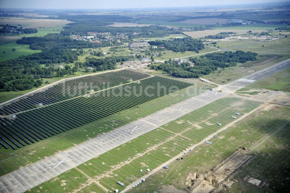 Tutow aus der Vogelperspektive: Zweiter Abschnitt des Solarenergiepark am Flugplatz Tutow in Mecklenburg - Vorpommern