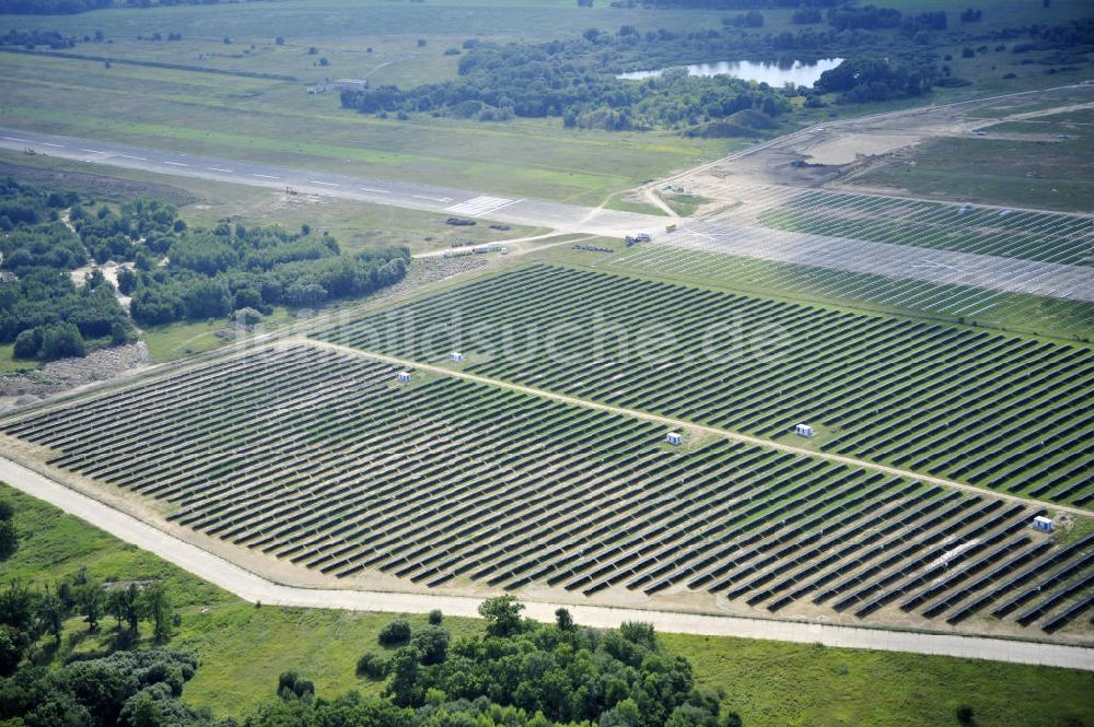 Tutow aus der Vogelperspektive: Zweiter Abschnitt des Solarenergiepark am Flugplatz Tutow in Mecklenburg - Vorpommern