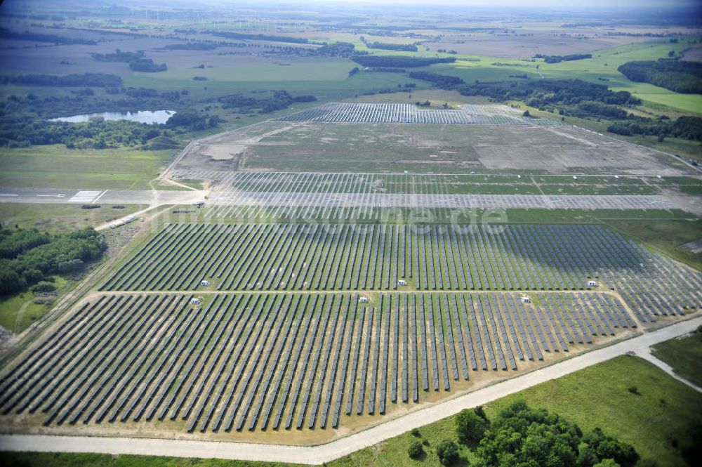 Luftbild Tutow - Zweiter Abschnitt des Solarenergiepark am Flugplatz Tutow in Mecklenburg - Vorpommern