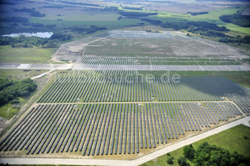 Luftaufnahme Tutow - Zweiter Abschnitt des Solarenergiepark am Flugplatz Tutow in Mecklenburg - Vorpommern