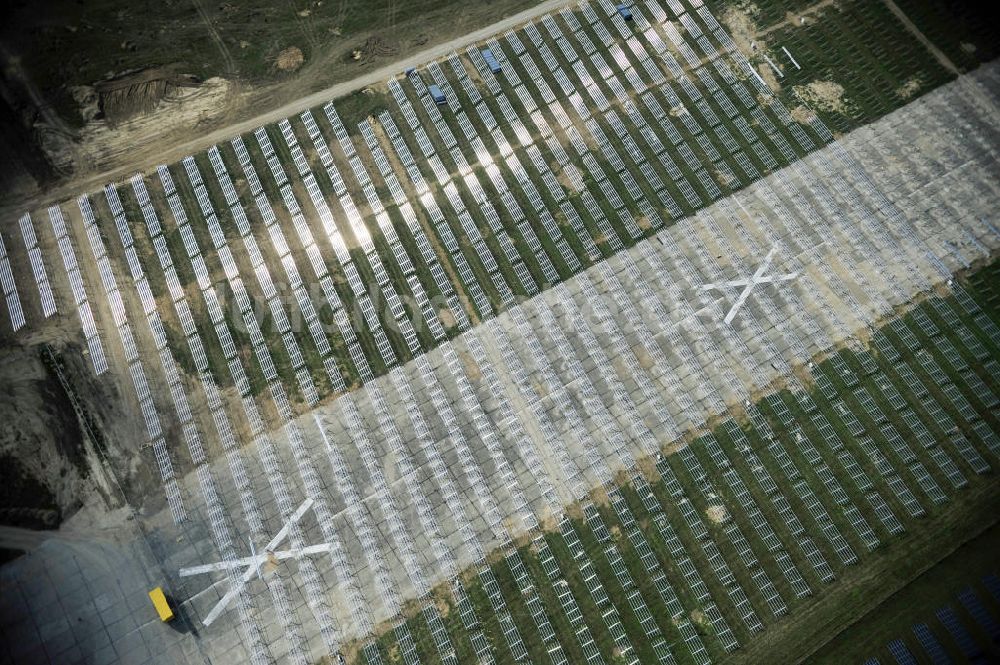 Tutow aus der Vogelperspektive: Zweiter Abschnitt des Solarenergiepark am Flugplatz Tutow in Mecklenburg - Vorpommern