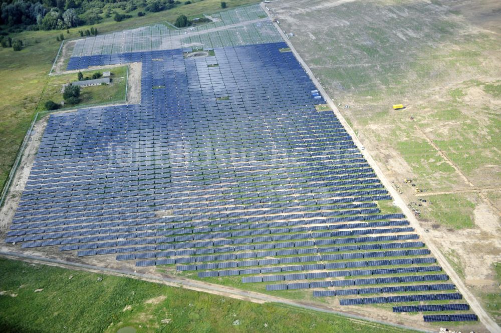 Tutow aus der Vogelperspektive: Zweiter Abschnitt des Solarenergiepark am Flugplatz Tutow in Mecklenburg - Vorpommern