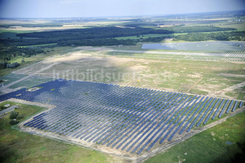 Luftaufnahme Tutow - Zweiter Abschnitt des Solarenergiepark am Flugplatz Tutow in Mecklenburg - Vorpommern