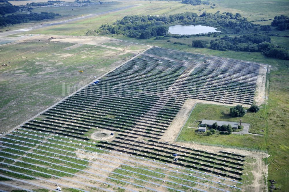 Tutow aus der Vogelperspektive: Zweiter Abschnitt des Solarenergiepark am Flugplatz Tutow in Mecklenburg - Vorpommern