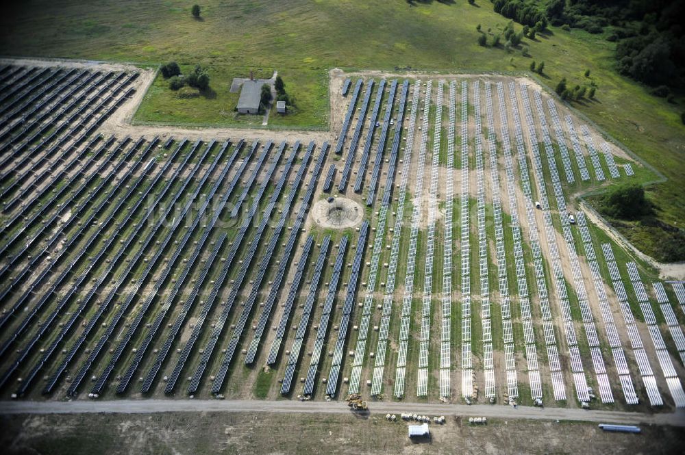 Luftaufnahme Tutow - Zweiter Abschnitt des Solarenergiepark am Flugplatz Tutow in Mecklenburg - Vorpommern