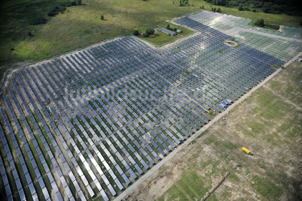 Tutow aus der Vogelperspektive: Zweiter Abschnitt des Solarenergiepark am Flugplatz Tutow in Mecklenburg - Vorpommern