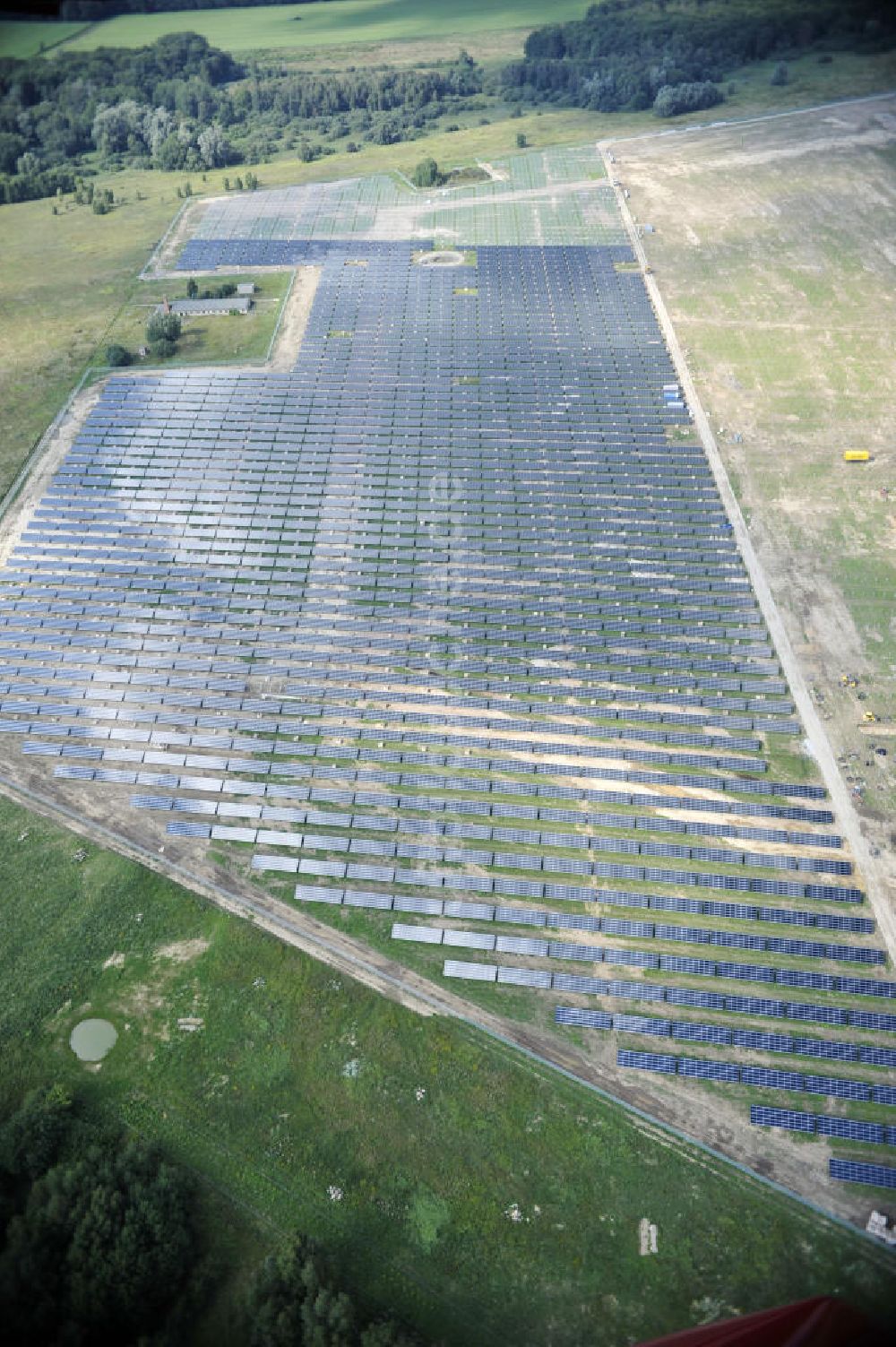 Luftbild Tutow - Zweiter Abschnitt des Solarenergiepark am Flugplatz Tutow in Mecklenburg - Vorpommern