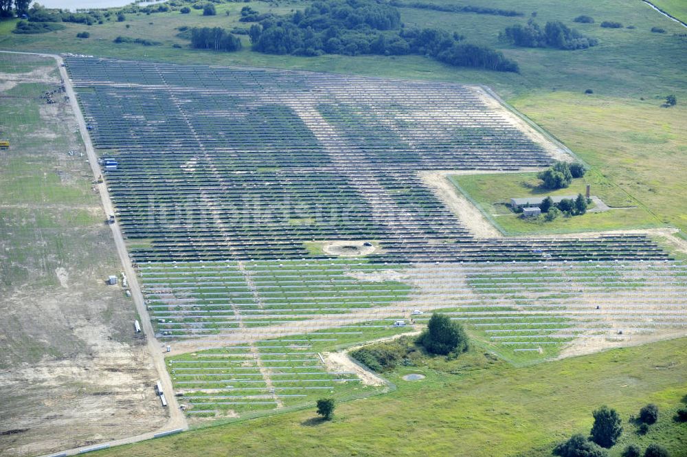 Luftaufnahme Tutow - Zweiter Abschnitt des Solarenergiepark am Flugplatz Tutow in Mecklenburg - Vorpommern