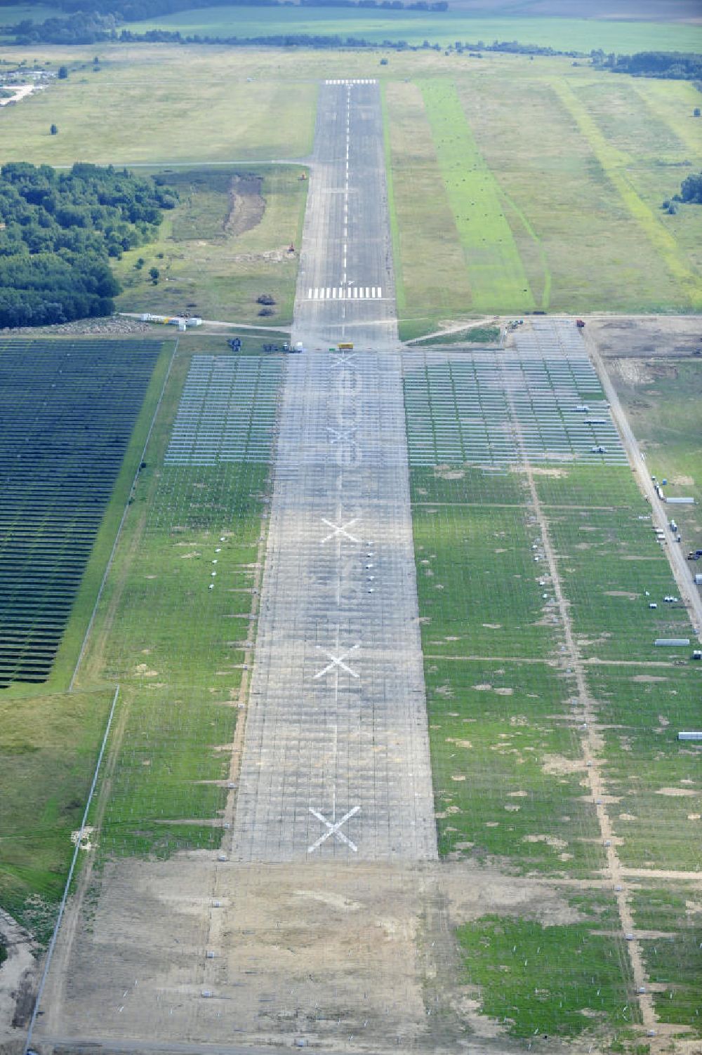 Tutow aus der Vogelperspektive: Zweiter Abschnitt des Solarenergiepark am Flugplatz Tutow in Mecklenburg - Vorpommern