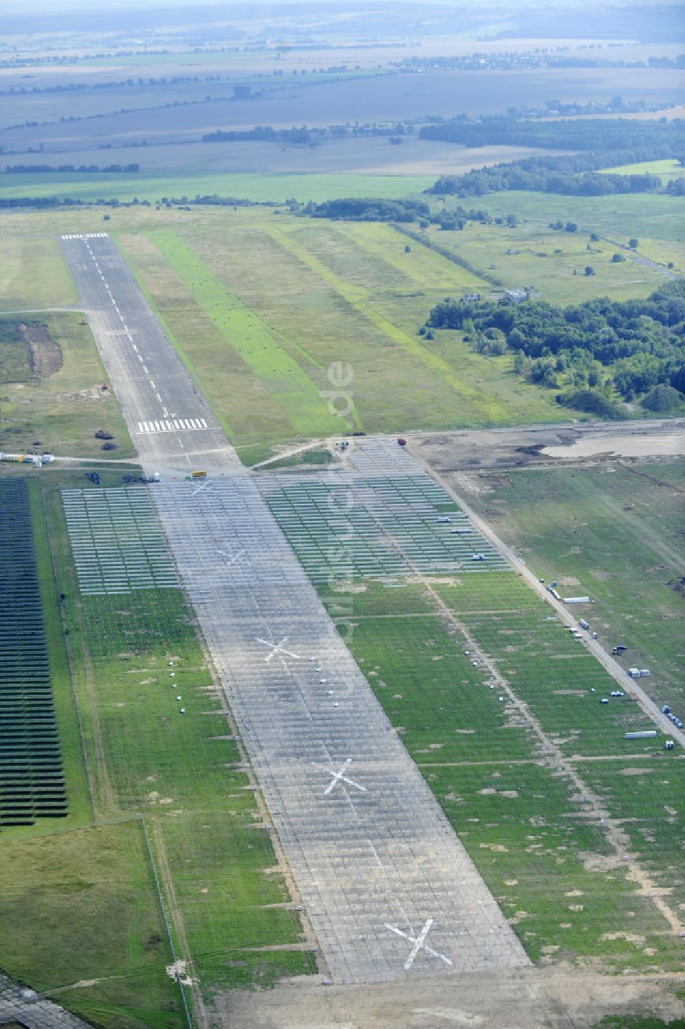 Luftbild Tutow - Zweiter Abschnitt des Solarenergiepark am Flugplatz Tutow in Mecklenburg - Vorpommern