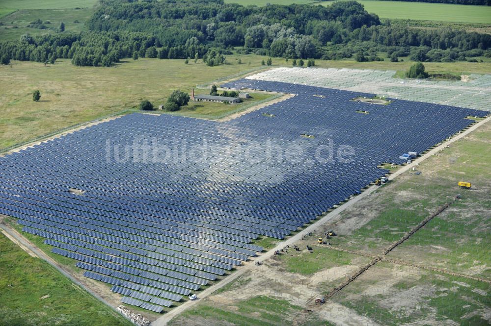 Tutow von oben - Zweiter Abschnitt des Solarenergiepark am Flugplatz Tutow in Mecklenburg - Vorpommern