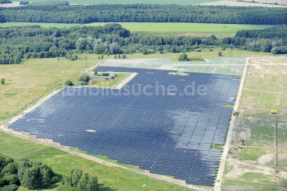 Tutow aus der Vogelperspektive: Zweiter Abschnitt des Solarenergiepark am Flugplatz Tutow in Mecklenburg - Vorpommern