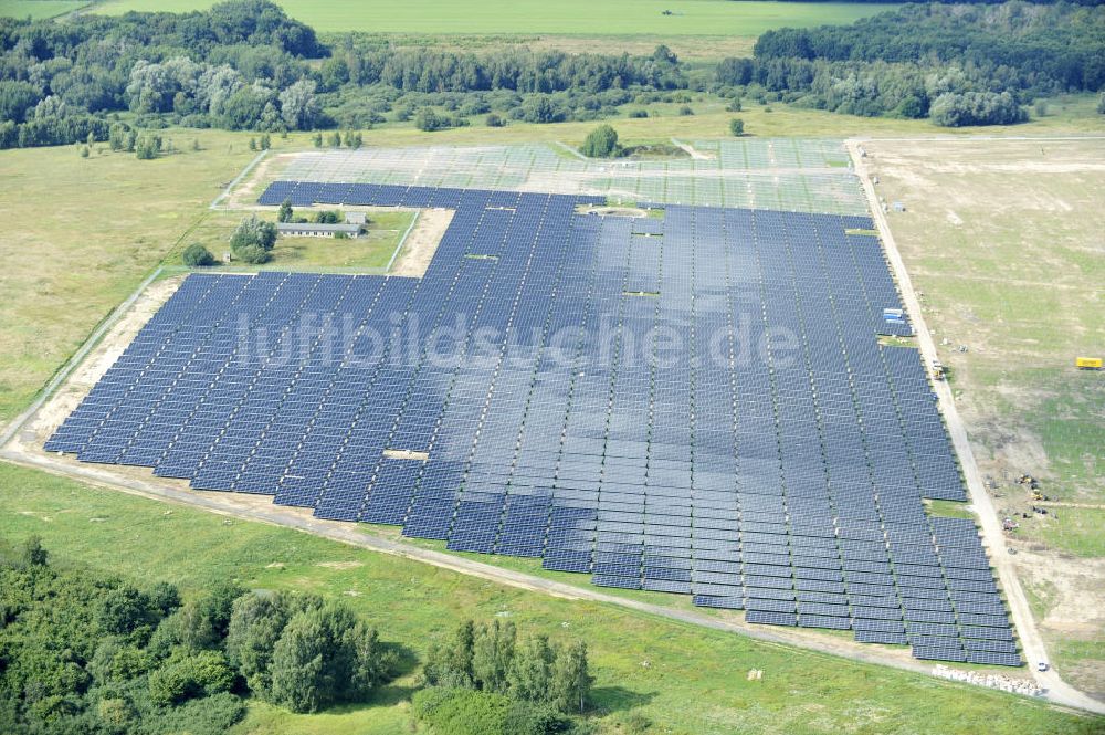 Luftbild Tutow - Zweiter Abschnitt des Solarenergiepark am Flugplatz Tutow in Mecklenburg - Vorpommern