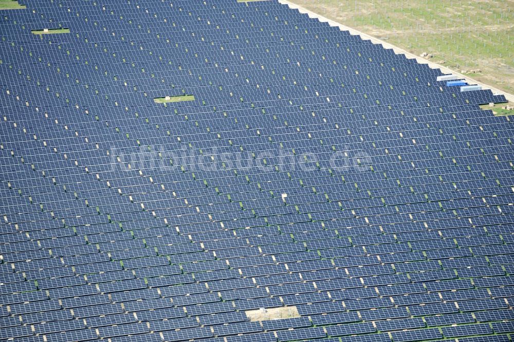 Tutow aus der Vogelperspektive: Zweiter Abschnitt des Solarenergiepark am Flugplatz Tutow in Mecklenburg - Vorpommern