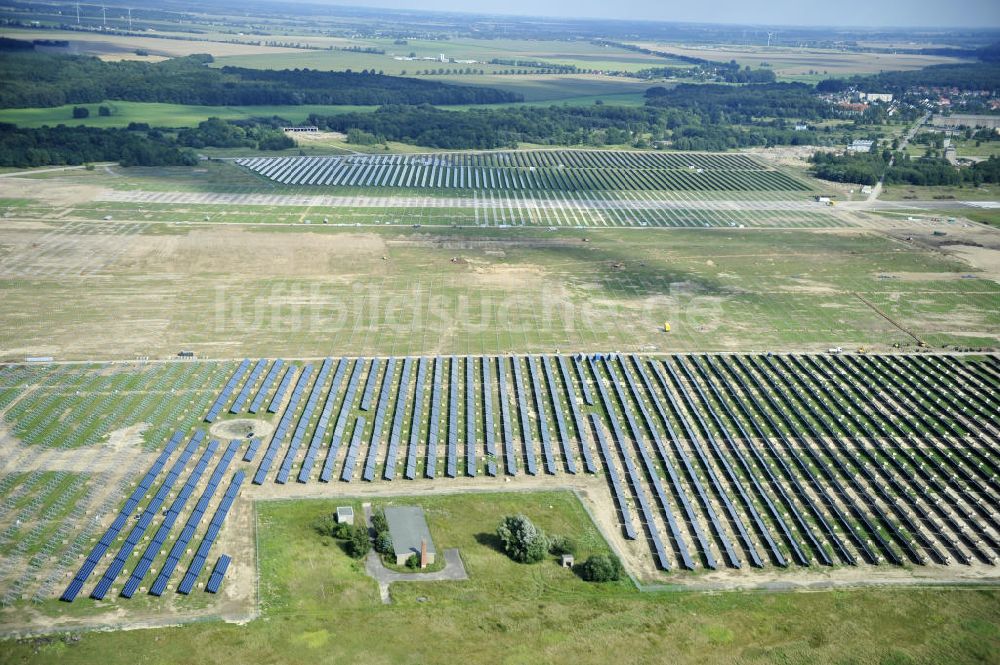 Luftbild Tutow - Zweiter Abschnitt des Solarenergiepark am Flugplatz Tutow in Mecklenburg - Vorpommern