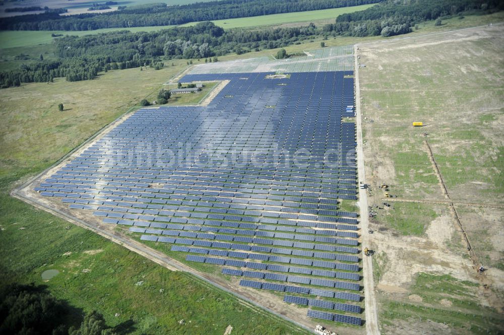 Tutow aus der Vogelperspektive: Zweiter Abschnitt des Solarenergiepark am Flugplatz Tutow in Mecklenburg - Vorpommern