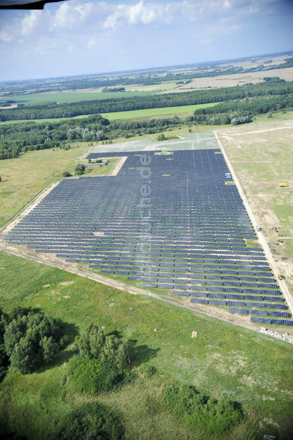 Luftbild Tutow - Zweiter Abschnitt des Solarenergiepark am Flugplatz Tutow in Mecklenburg - Vorpommern