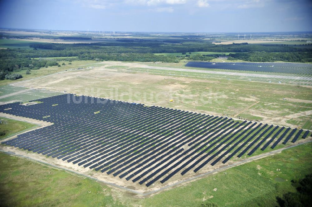 Luftaufnahme Tutow - Zweiter Abschnitt des Solarenergiepark am Flugplatz Tutow in Mecklenburg - Vorpommern