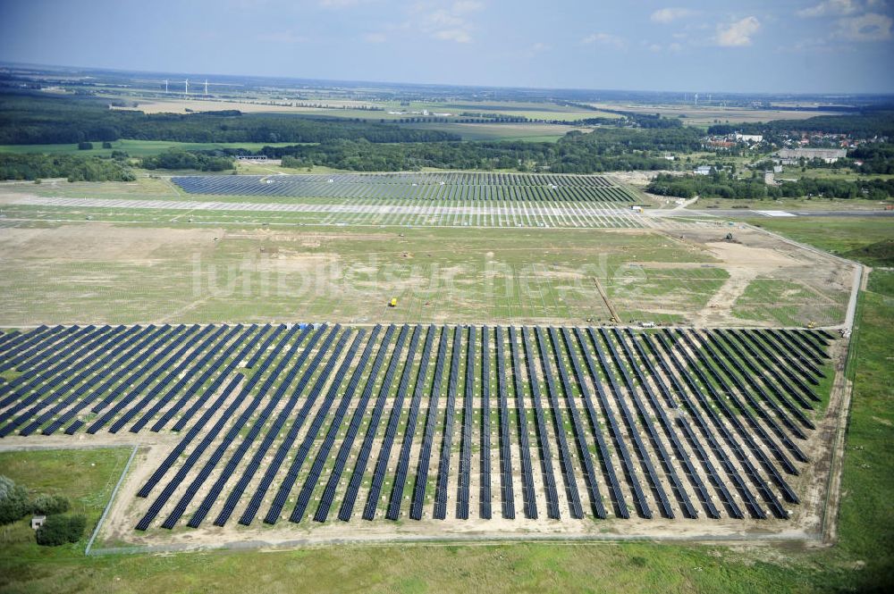 Tutow aus der Vogelperspektive: Zweiter Abschnitt des Solarenergiepark am Flugplatz Tutow in Mecklenburg - Vorpommern