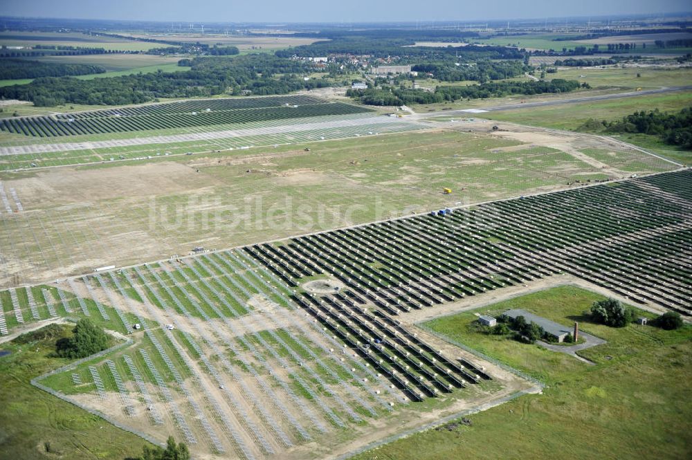 Luftbild Tutow - Zweiter Abschnitt des Solarenergiepark am Flugplatz Tutow in Mecklenburg - Vorpommern