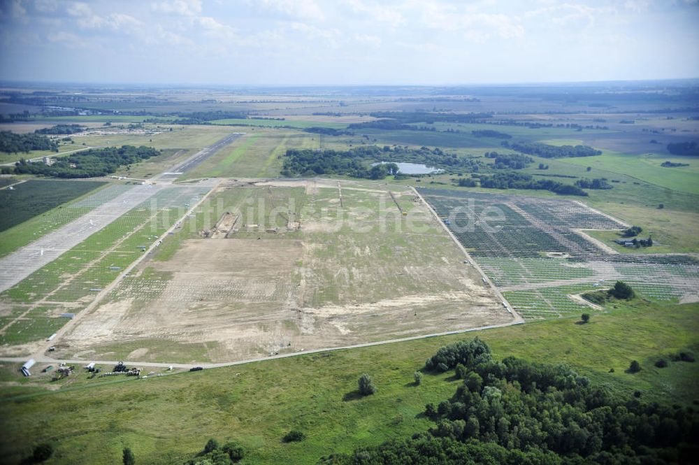 Tutow aus der Vogelperspektive: Zweiter Abschnitt des Solarenergiepark am Flugplatz Tutow in Mecklenburg - Vorpommern