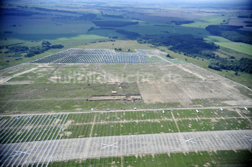 Luftbild Tutow - Zweiter Abschnitt des Solarenergiepark am Flugplatz Tutow in Mecklenburg - Vorpommern