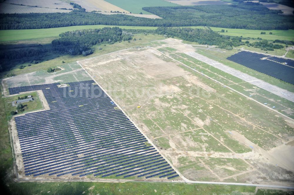 Tutow aus der Vogelperspektive: Zweiter Abschnitt des Solarenergiepark am Flugplatz Tutow in Mecklenburg - Vorpommern