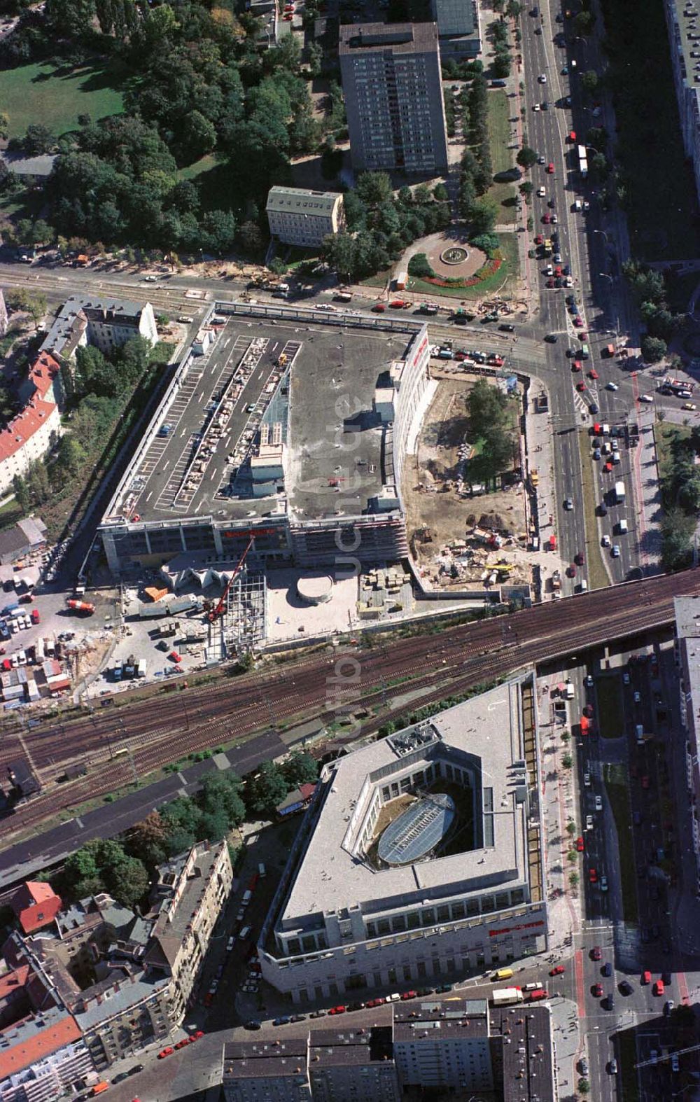 Berlin-Friedrichshain aus der Vogelperspektive: Zweiter Bauabschnitt des Ringcenter der ECE in der Frankfurter Allee 25.09.1997