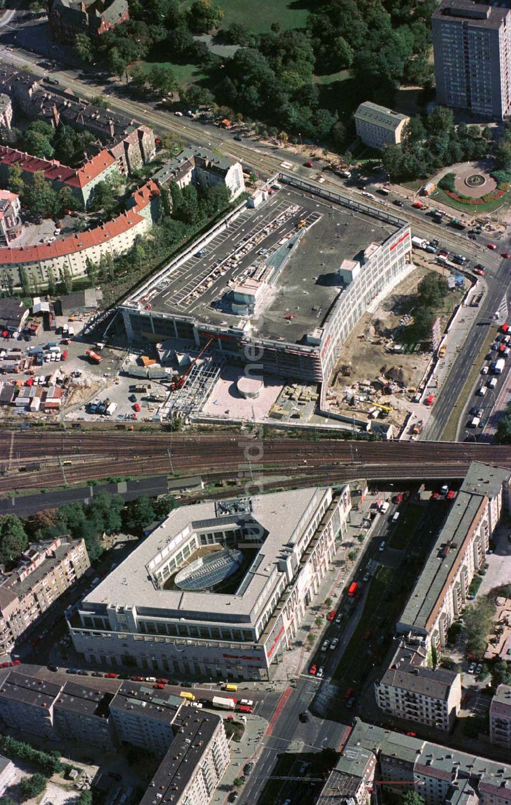 Luftbild Berlin-Friedrichshain - Zweiter Bauabschnitt des Ringcenter der ECE in der Frankfurter Allee 25.09.1997