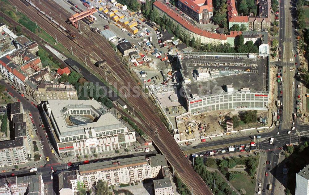 Berlin-Friedrichshain aus der Vogelperspektive: Zweiter Bauabschnitt des Ringcenter der ECE in der Frankfurter Allee 25.09.1997