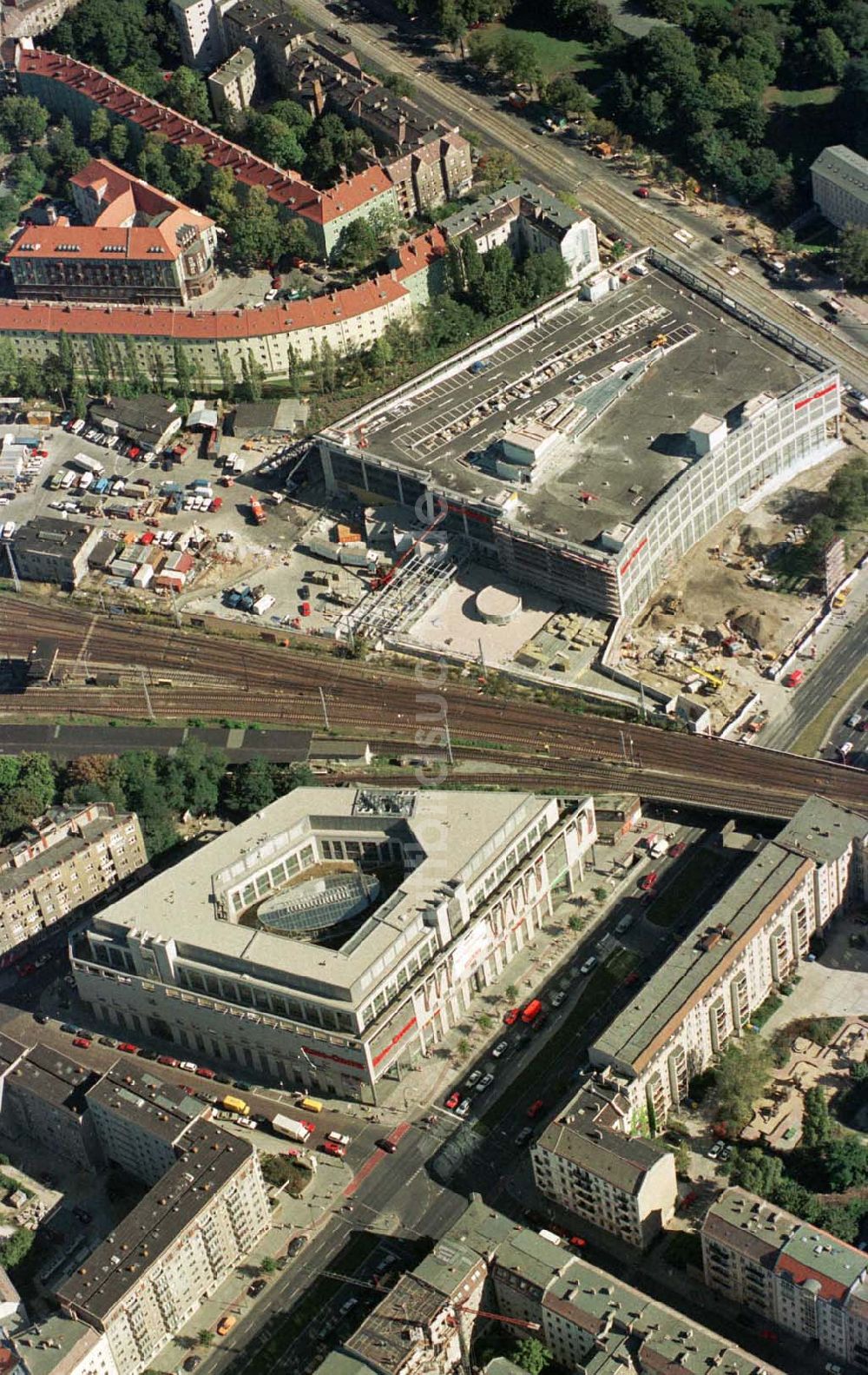 Luftaufnahme Berlin-Friedrichshain - Zweiter Bauabschnitt des Ringcenter der ECE in der Frankfurter Allee 25.09.1997