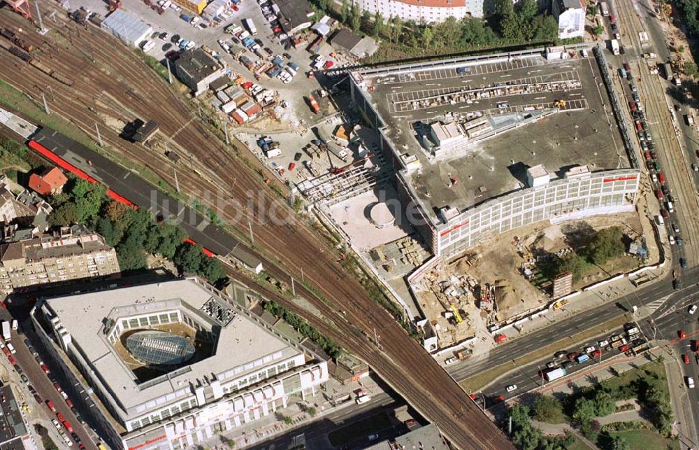 Berlin-Friedrichshain aus der Vogelperspektive: Zweiter Bauabschnitt des Ringcenter der ECE in der Frankfurter Allee 25.09.1997