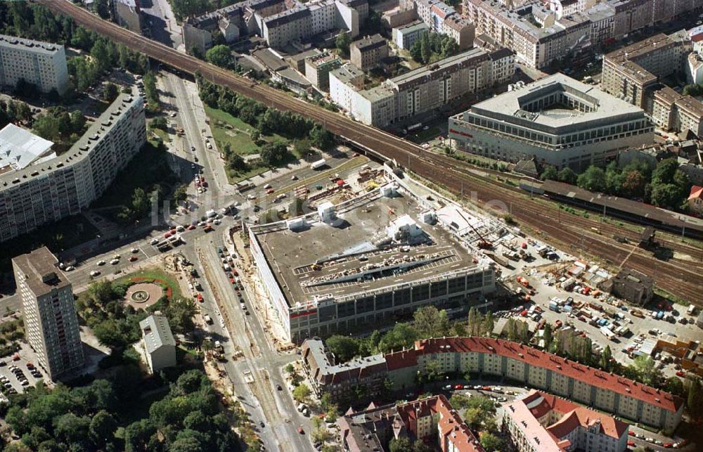 Luftbild Berlin-Friedrichshain - Zweiter Bauabschnitt des Ringcenter der ECE in der Frankfurter Allee 25.09.1997