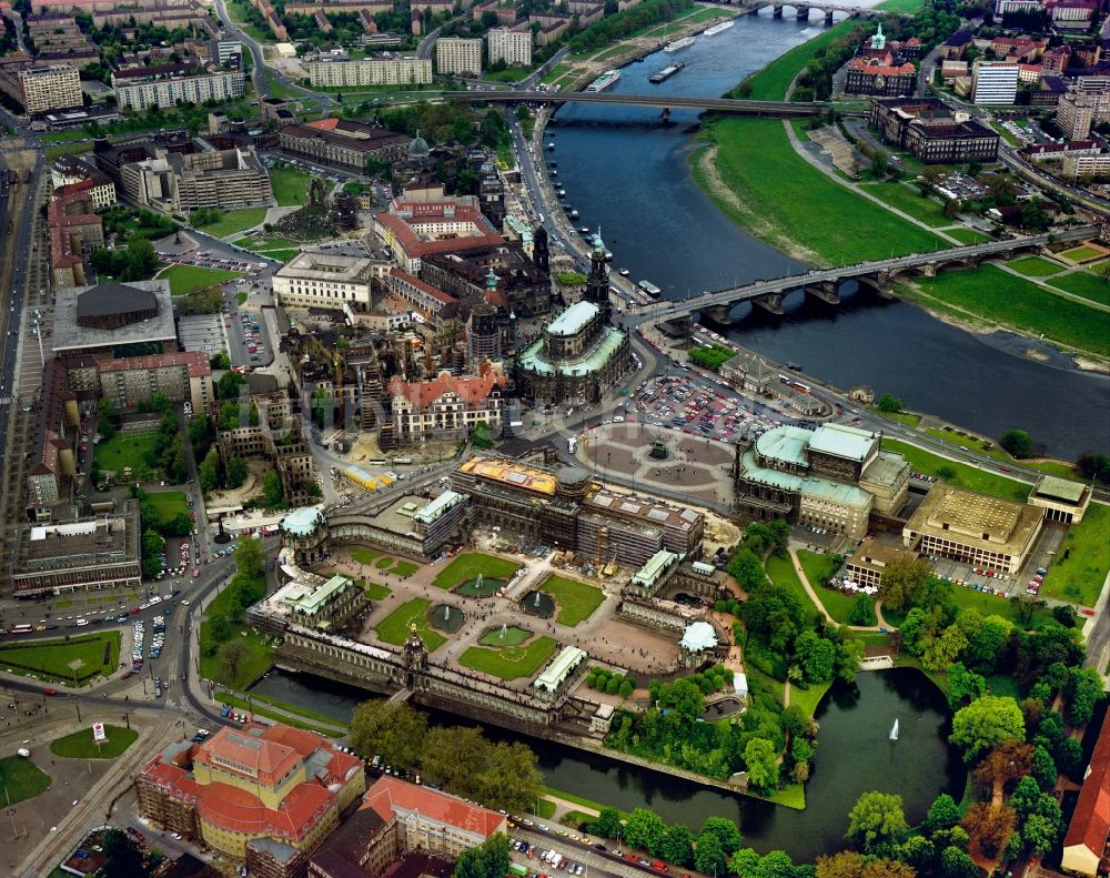 Dresden aus der Vogelperspektive: Zwinger, Schloss und Ruine der Frauenkirche in Dresden im Bundesland Sachsen