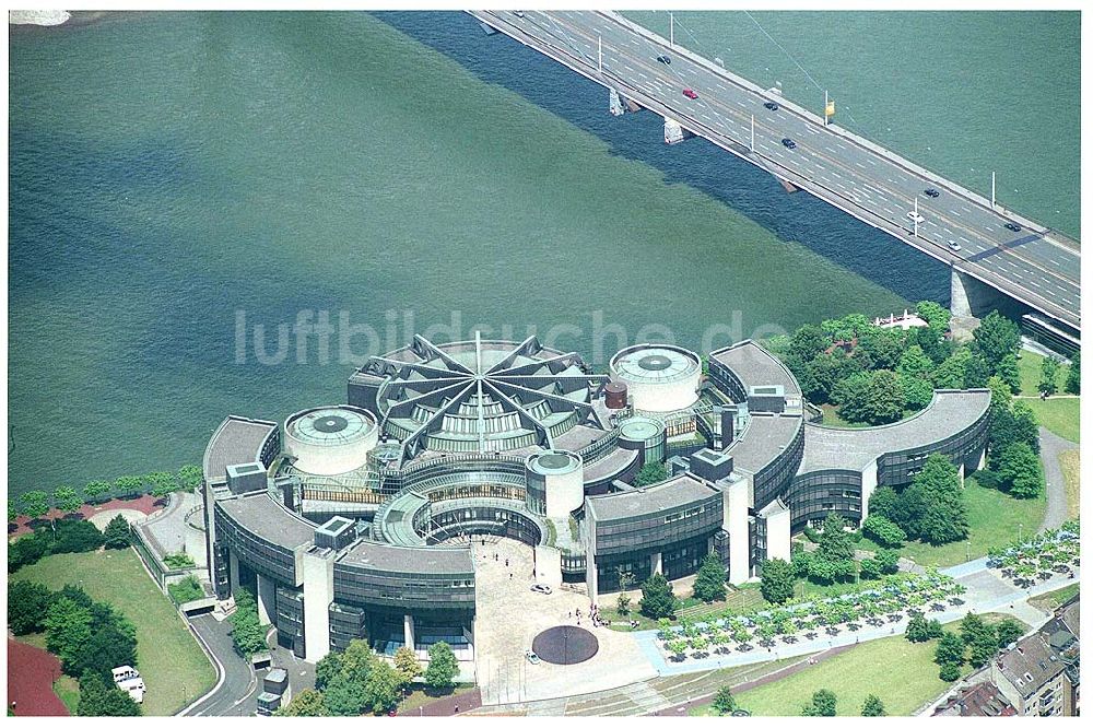 Luftaufnahme Düsseldorf - Zwischen Rheinturm und Rheinkniebrücke liegt der 1988 eröffnete Landtag