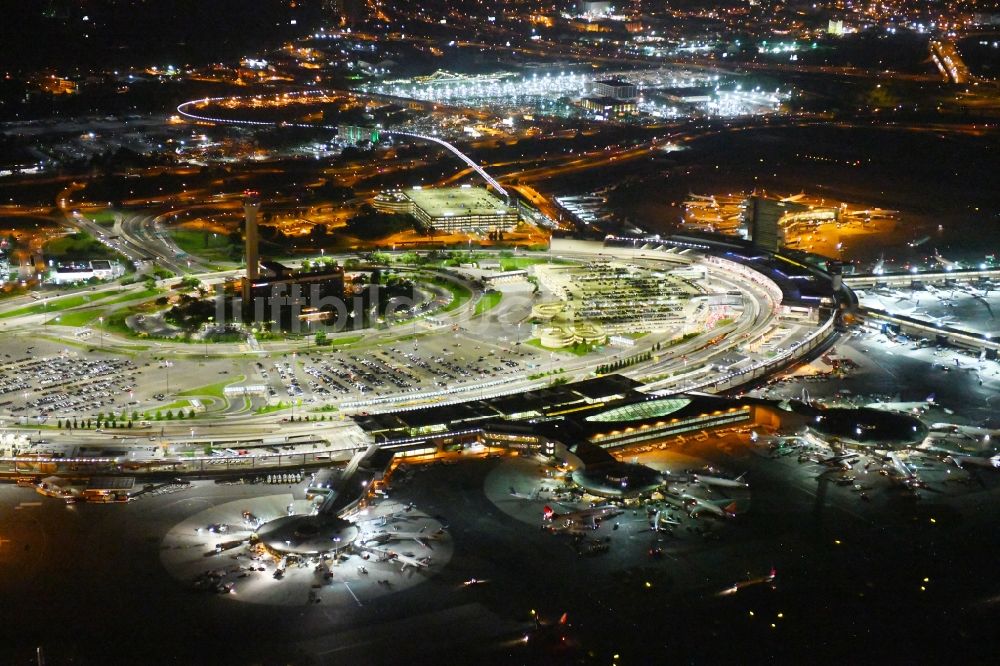 Newark bei Nacht von oben Nachtluftbild Abfertigungs Gebäude und