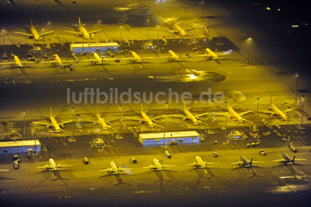 Nachtluftbild Schkeuditz - Nachtluftbild Abfertigungs- Gebäude und Fracht- Terminals auf dem Gelände des Flughafen in Schkeuditz im Bundesland Sachsen, Deutschland