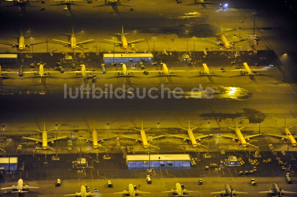 Nacht-Luftaufnahme Schkeuditz - Nachtluftbild Abfertigungs- Gebäude und Fracht- Terminals auf dem Gelände des Flughafen in Schkeuditz im Bundesland Sachsen, Deutschland