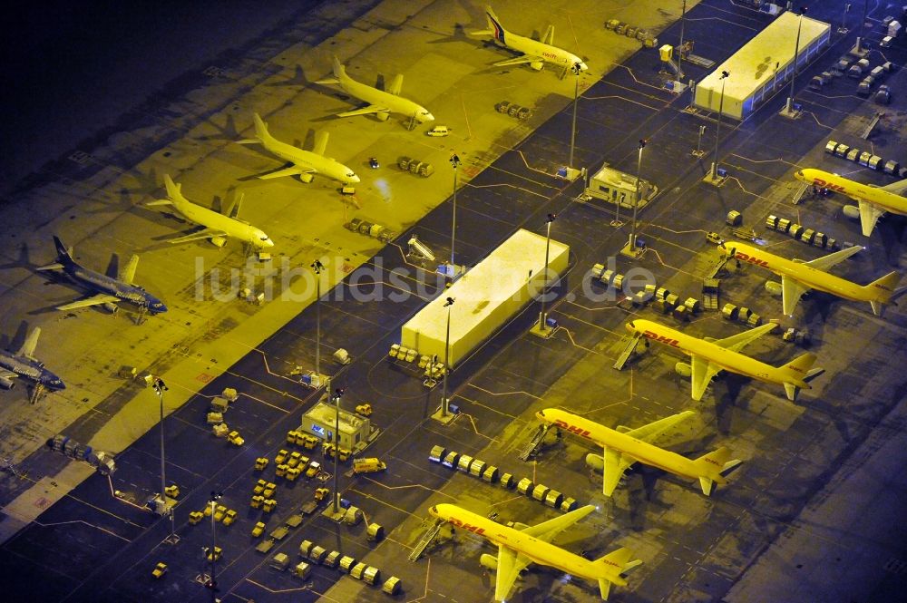 Nachtluftbild Schkeuditz - Nachtluftbild Abfertigungs- Gebäude und Fracht- Terminals auf dem Gelände des Flughafen in Schkeuditz im Bundesland Sachsen, Deutschland