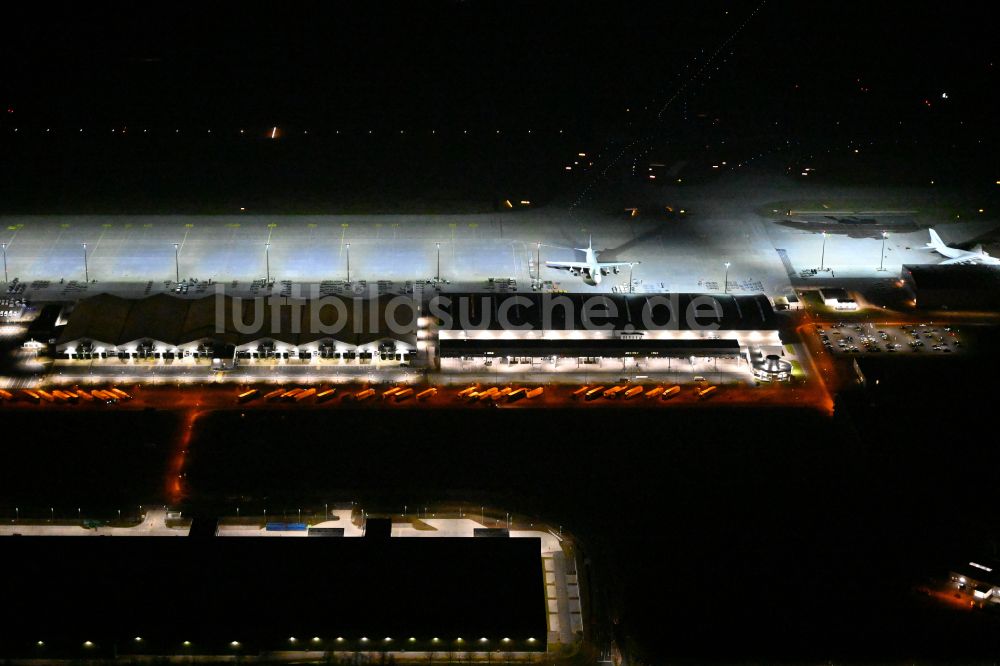 Schkeuditz bei Nacht von oben - Nachtluftbild Abfertigungs- Gebäude und Fracht- Terminals auf dem Gelände des Flughafen in Schkeuditz im Bundesland Sachsen, Deutschland