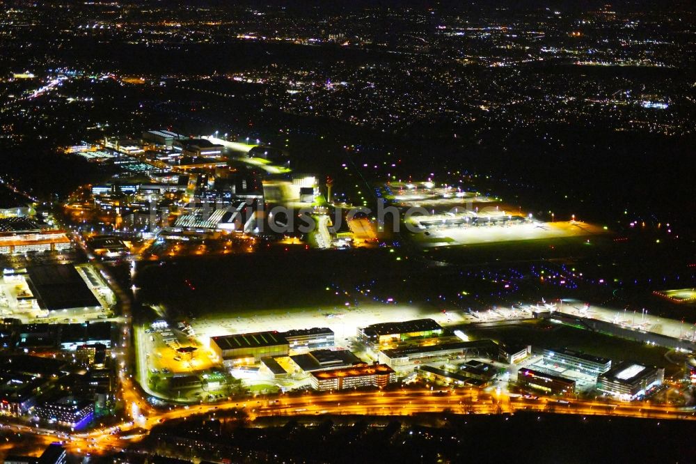 Hamburg bei Nacht aus der Vogelperspektive: Nachtluftbild Abfertigungs- Gebäude und Terminals des Flughafen Fuhlsbüttel in Hamburg, Deutschland