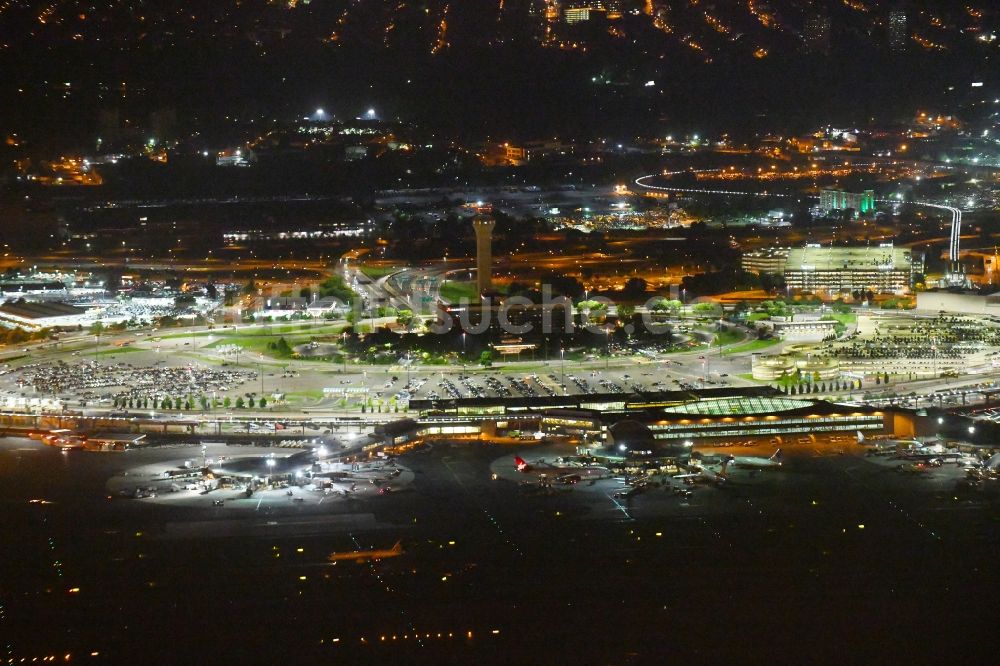 Nacht-Luftaufnahme Newark - Nachtluftbild Abfertigungs- Gebäude und Terminals auf dem Gelände des Flughafen in Newark in New Jersey, USA