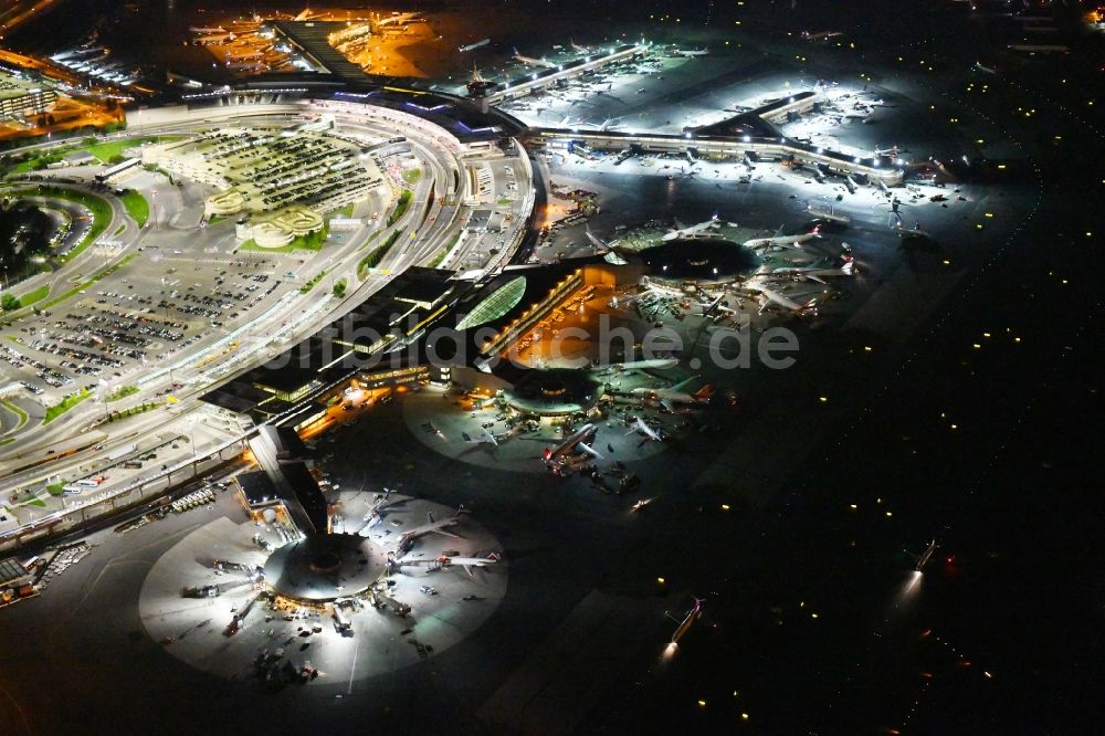 Newark bei Nacht von oben - Nachtluftbild Abfertigungs- Gebäude und Terminals auf dem Gelände des Flughafen in Newark in New Jersey, USA