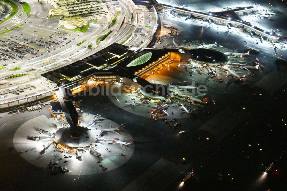 Newark bei Nacht aus der Vogelperspektive: Nachtluftbild Abfertigungs- Gebäude und Terminals auf dem Gelände des Flughafen in Newark in New Jersey, USA