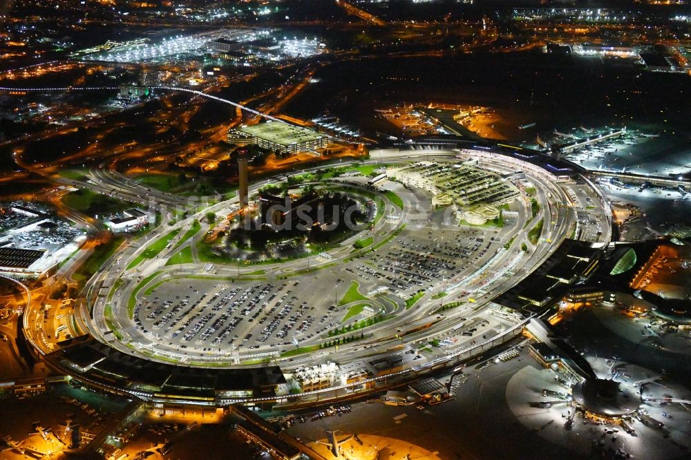 Nacht-Luftaufnahme Newark - Nachtluftbild Abfertigungs- Gebäude und Terminals auf dem Gelände des Flughafen in Newark in New Jersey, USA